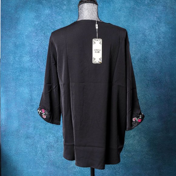 NWT KOMILI | Black Embroidered Tab-Sleeve V-Neck Swing Top - Large - Picture 8 of 9